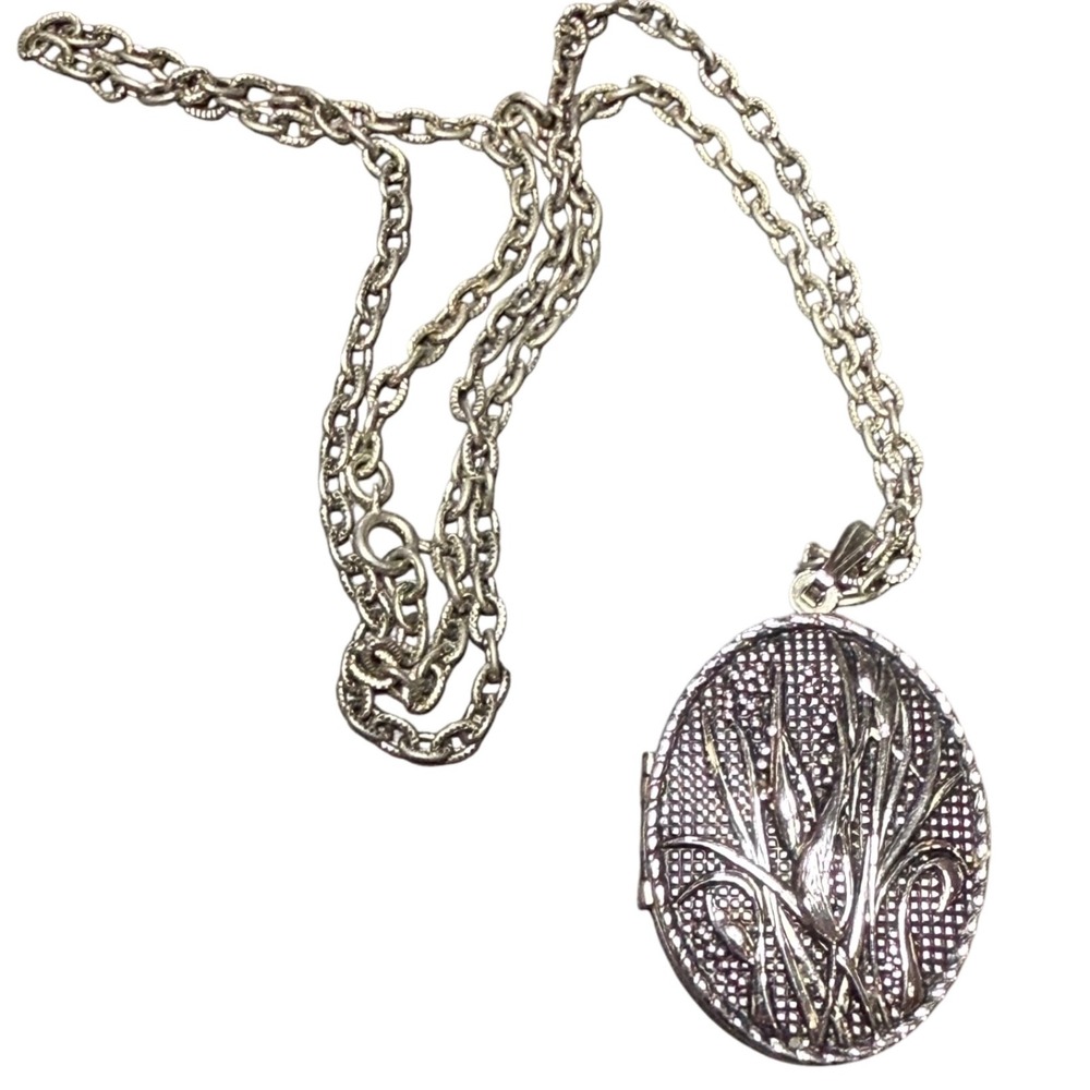 Sarah Coventry Vintage Locket Necklace Silver Tone Floral Etched Pendant‎